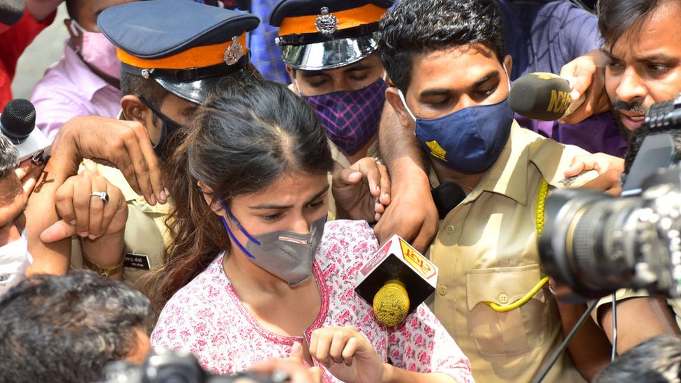 हाईकोर्ट ने रिया को 9 शर्तों के साथ जमानत दी, कहा- सुशांत के लिए ड्रग्स खरीदने का ये मतलब नहीं कि वे ड्रग्स डीलर्स के नेटवर्क का हिस्सा हैं