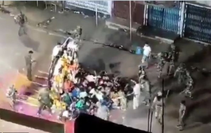 बिहार में चुनावी माहौल में हिंसा:मुंगेर में विसर्जन के दौरान पुलिस पर भीड़ ने की फायरिंग, एक व्यक्ति की मौत; 20 पुलिसवाले घायल