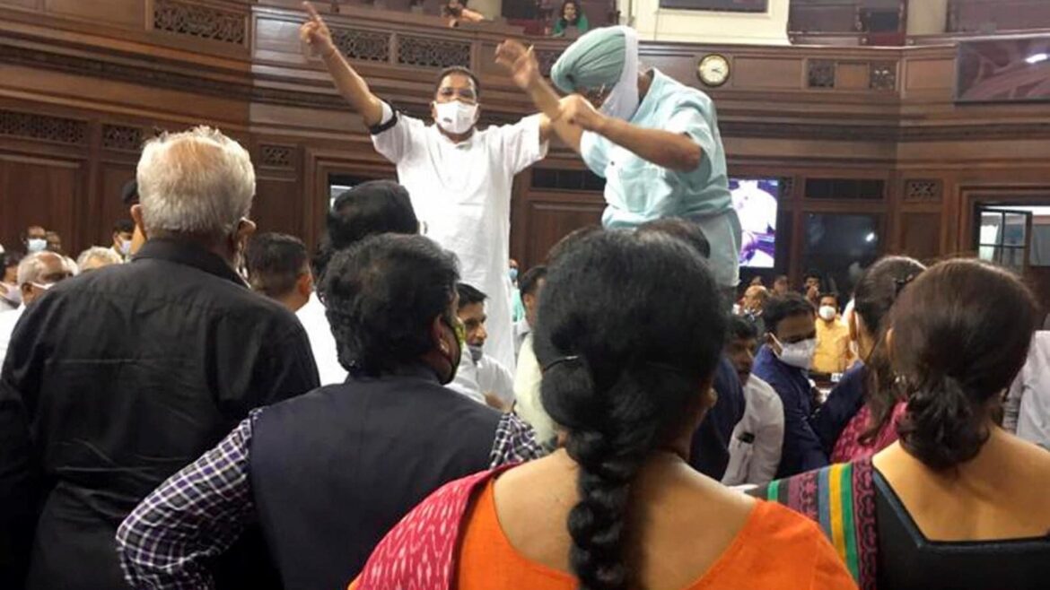 भावुक वेंकैया बोले- जिस तरह लोकतंत्र की पवित्रता नष्ट की गई, उस कष्ट को बताने के लिए शब्द नहीं हैं