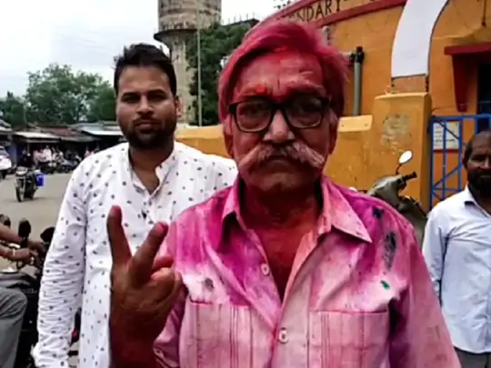 सोशल वर्कर रमाशंकर ने कहा था- जब तक मनेंद्रगढ़ जिला नहीं बनेगा, दाढ़ी भी नहीं बनेगी; आज की CM ने घोषणा, पूरे शहर में खुशी का माहौल