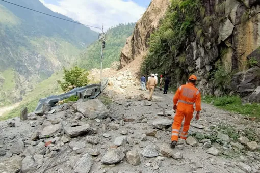 उत्तराखंड और हिमाचल में पर्यटन पर डबल अटैक, पहले कोरोना, फिर भूस्खलन