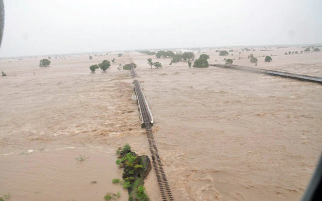 बादल फटने से राजकोट में 24 घंटे में 7 और जामनगर में 10 इंच बारिश, कई इलाकों में 8 फीट तक पानी भरा