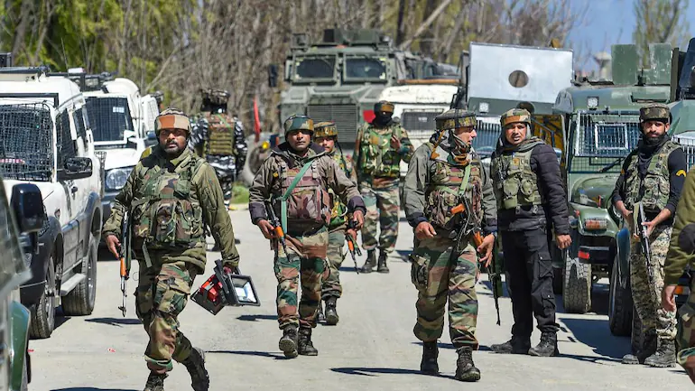 कश्मीर में सुरक्षाबलों को बड़ी कामयाबी:दो एनकाउंटर में 4 आतंकी ढेर