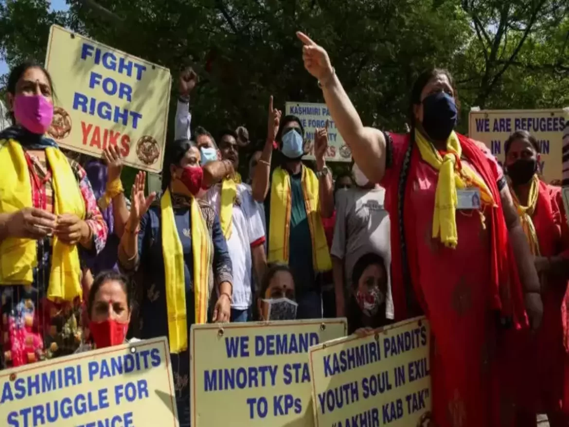 कश्मीर में दहशत की वापसी:घाटी छोड़कर करीब 50 परिवार जम्मू पहुंचे