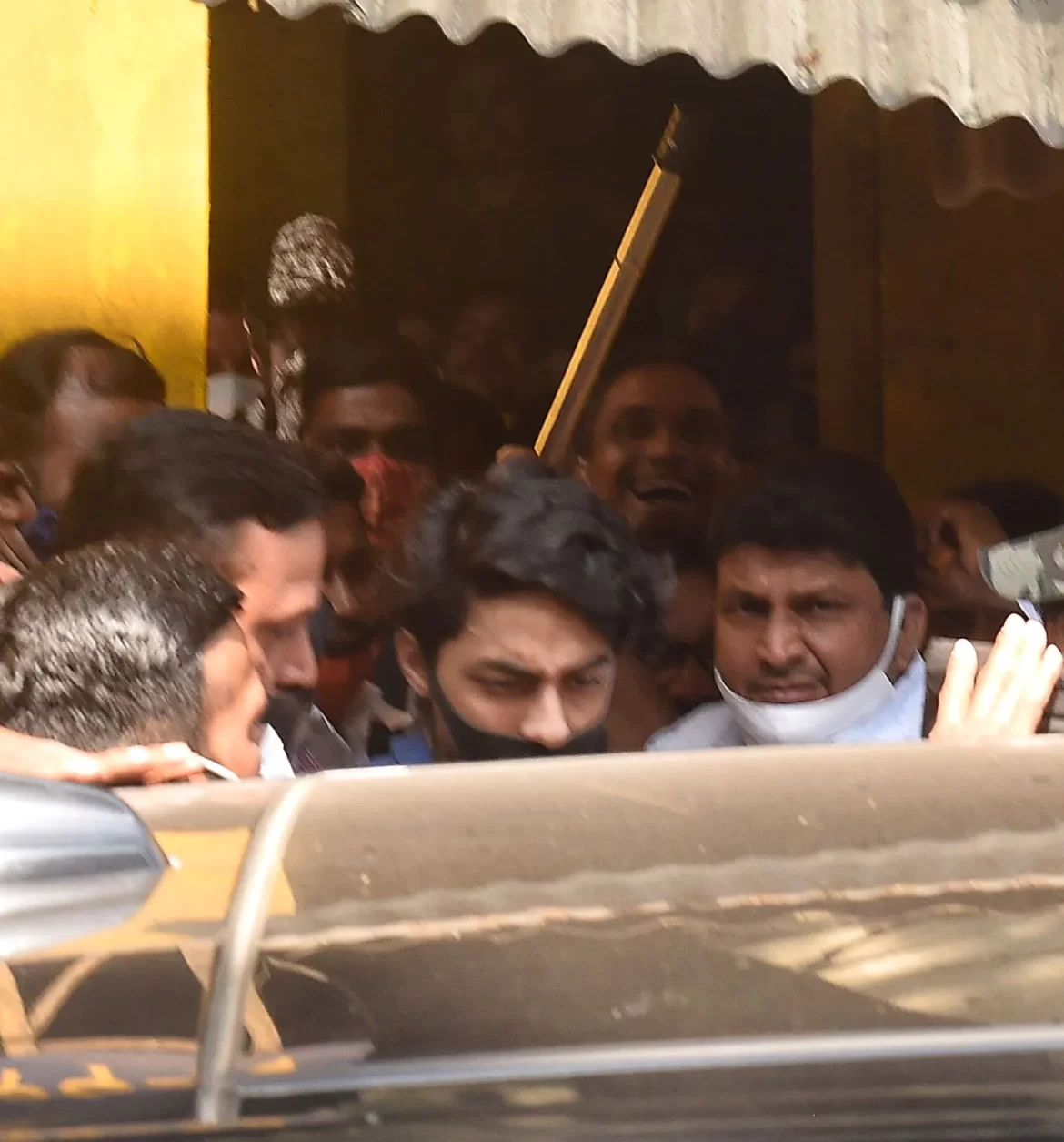 27 दिन बाद जेल से छूटकर घर पहुंचे आर्यन