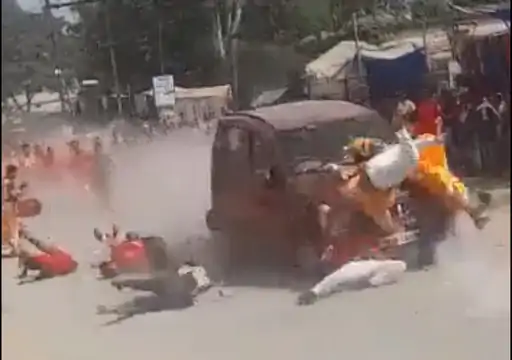 छत्तीसगढ़ में जुलूस पर चढ़ाई कार:गांजे से भरी गाड़ी ने दुर्गा विसर्जन के लिए जा रहे लोगों को रौंदा