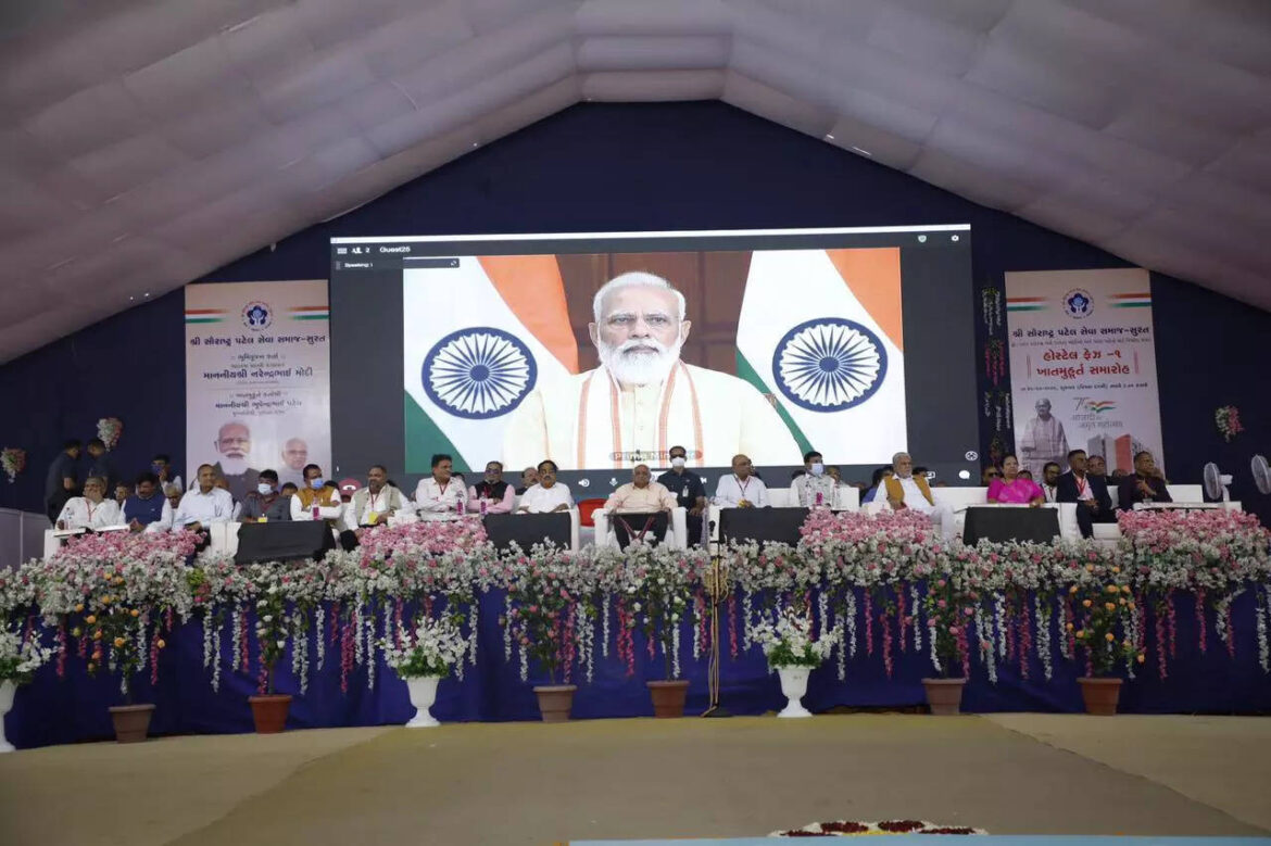 सूरत में PM मोदी ने 200 करोड़ रुपए में बनने वाले हॉस्टल की आधारशिला रखी
