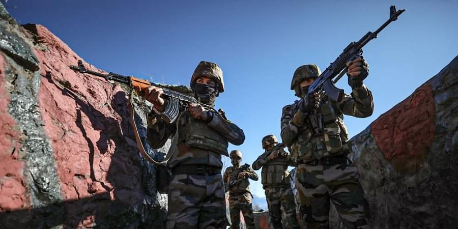 कश्मीर में घुसपैठियों का एनकाउंटर:आतंकियों के लिए सेना की नई रणनीति- इंतजार करो और मौका मिलते ही मारो