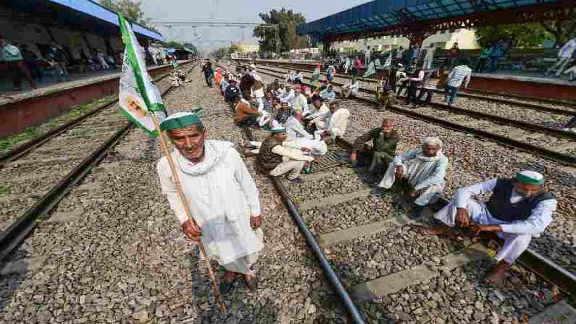 किसानों का रेल रोको आंदोलन:अमृतसर में ट्रैक पर बैठे किसान