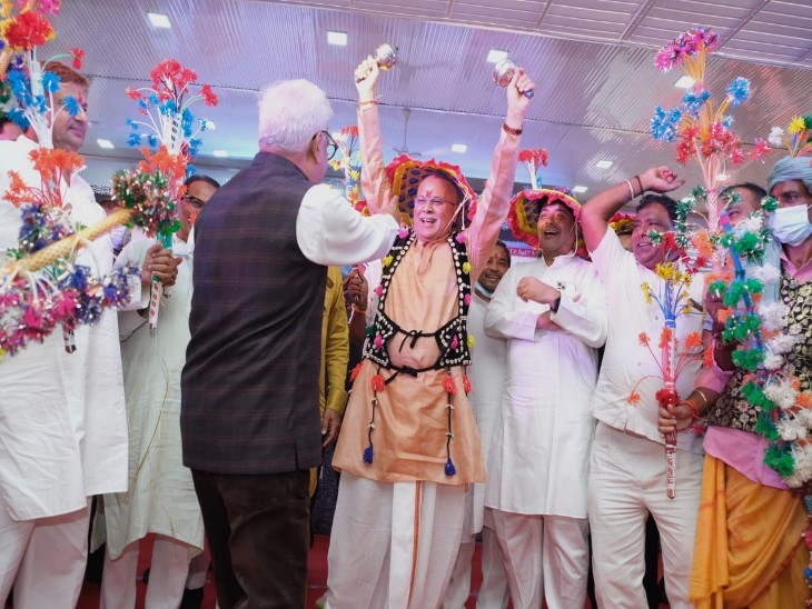 मुख्यमंत्री निवास में गोवर्धन तिहार के बीच नाचे बघेल, राउत नाचा के कलाकारों संग झूमे