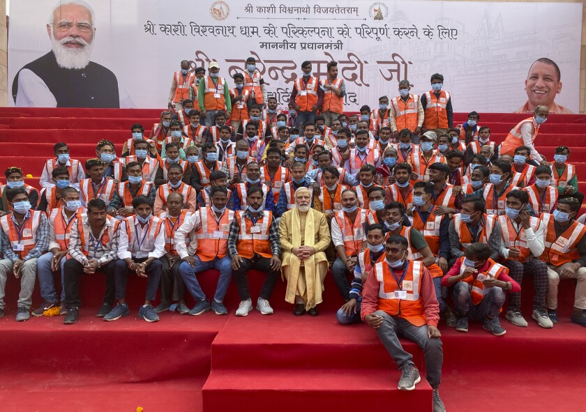 काशी विश्वनाथ मंदिर संवारने वालों के बीच मोदी:PM ने हाथ जोड़ श्रमिकों को धन्यवाद कहा