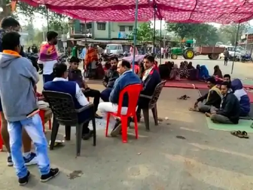 सरपंच की हत्या पर 26 घंटे जाम:​​​​​​​जांजगीर में सड़क पर शव रखकर प्रदर्शन