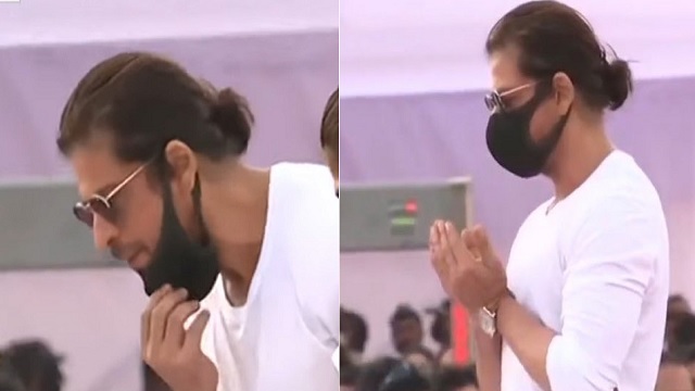 बादशाह की फूंक/थूक पर विवाद: