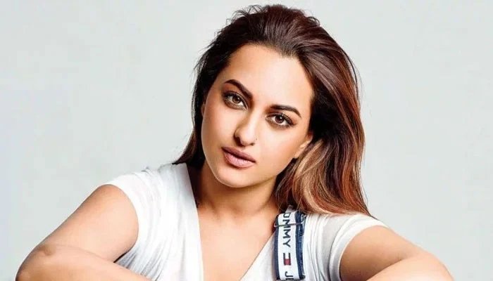सोनाक्षी सिन्हा के खिलाफ धोखाधड़ी के मामले में वारंट जारी, 25 अप्रैल को कोर्ट में पेश होने के आदेश