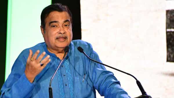 रोड सेफ्टी को लेकर गडकरी का ऐलान:कार की पिछली सीट पर बैठे पैसेंजर को भी लगाना होगा सीट बेल्ट