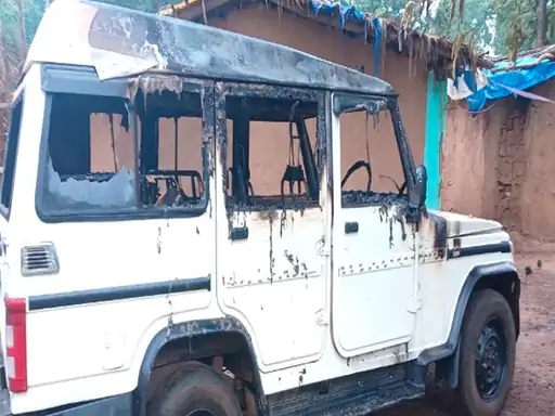 नक्सलियों ने 4 वाहनों को फूंका, तोड़फोड़ भी की: