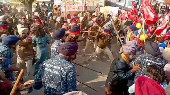 पंजाब में मजदूरों पर लाठीचार्ज:संगरूर में CM भगवंत मान के घर की ओर बढ़ने पर दौड़ा-दौड़कर पीटा