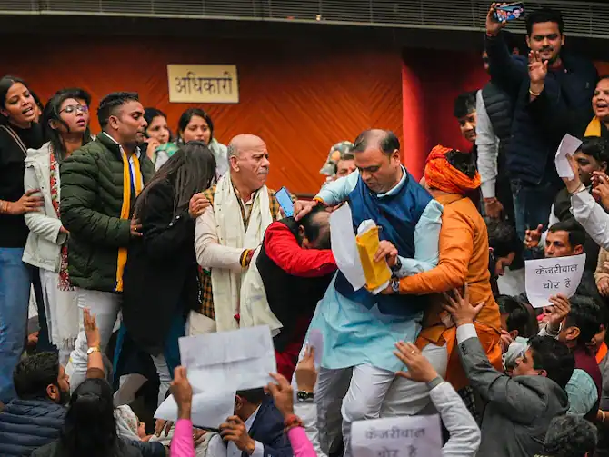 दिल्ली में मेयर चुनाव के पहले हंगामा:AAP और BJP पार्षदों के बीच धक्का-मुक्की, हाथापाई;