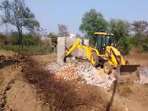 सरकारी जमीन में अवैध प्लाटिंग, निगम ने चलाया बुलडोजर:बिलासपुर में सोनगंगा कॉलोनी, बिजौर और बहतराई में अवैध प्लाटिंग पर कार्रवाई