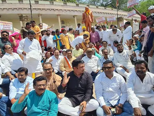 राहुल गांधी को सजा, रायपुर में हंगामा:अंबेडकर और गांधी प्रतिमाओं के पास बैठे कांग्रेसी