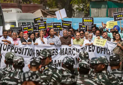 अडाणी मामले में विपक्ष के 16 दलों का पैदल मार्च:ED ऑफिस के लिए निकले, पुलिस ने पहले ही रोका;