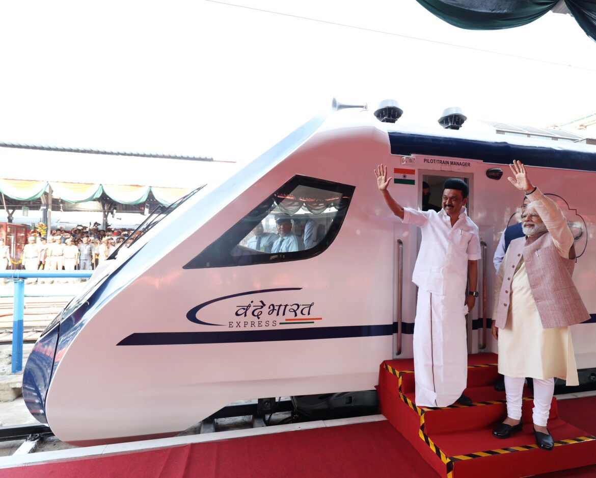 पीएम मोदी ने देश को एक ही दिन में दो वंदे भारत को हरी झंडी दिखाई;