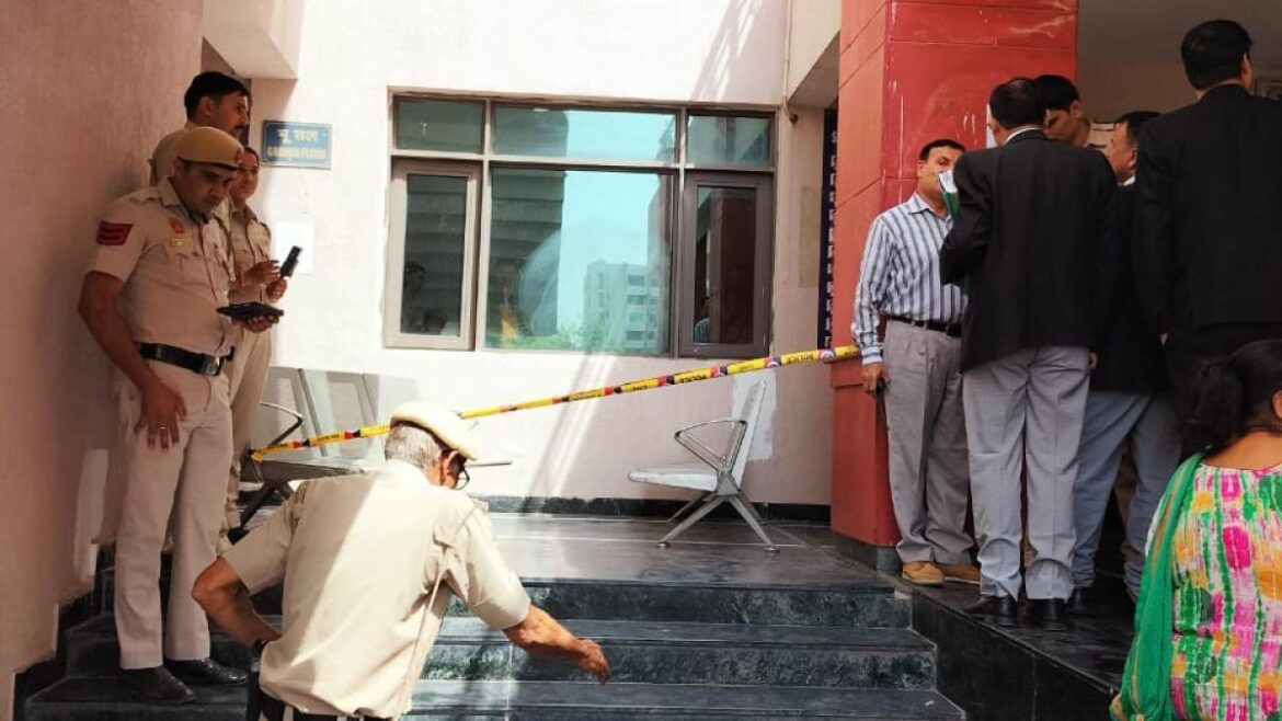 साकेत कोर्ट परिसर में गोलीबारी;