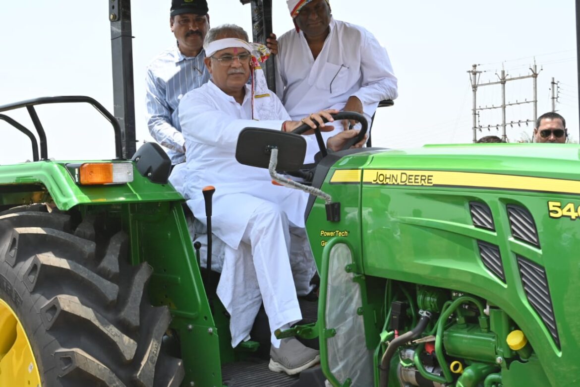 मुख्यमंत्री ने अक्ति तिहार पर माटी पूजन कर, बीज रोपण किया ट्रैक्टर चलाकर खेत की जुताई की;