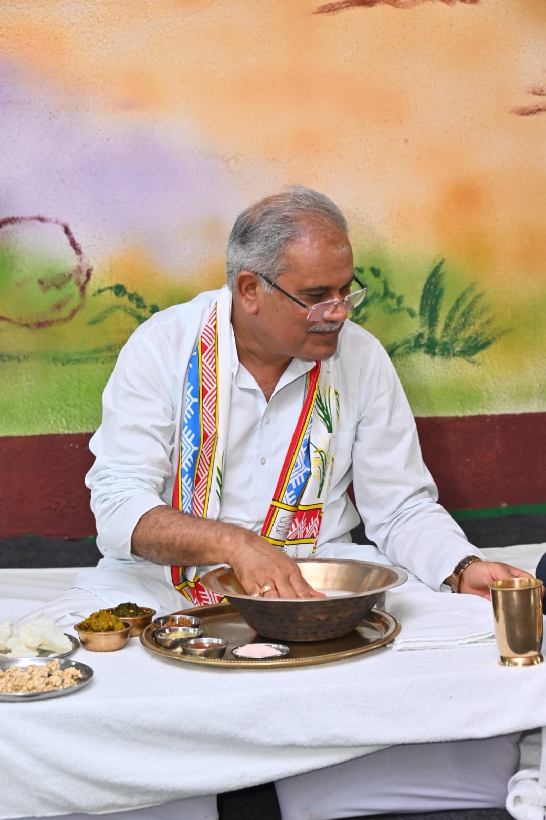 अथान, चटनी, भाजी, बड़ी-बिजौरी और गोंदली के साथ बोरे-बासी तिहार में हुआ सामूहिक भोज