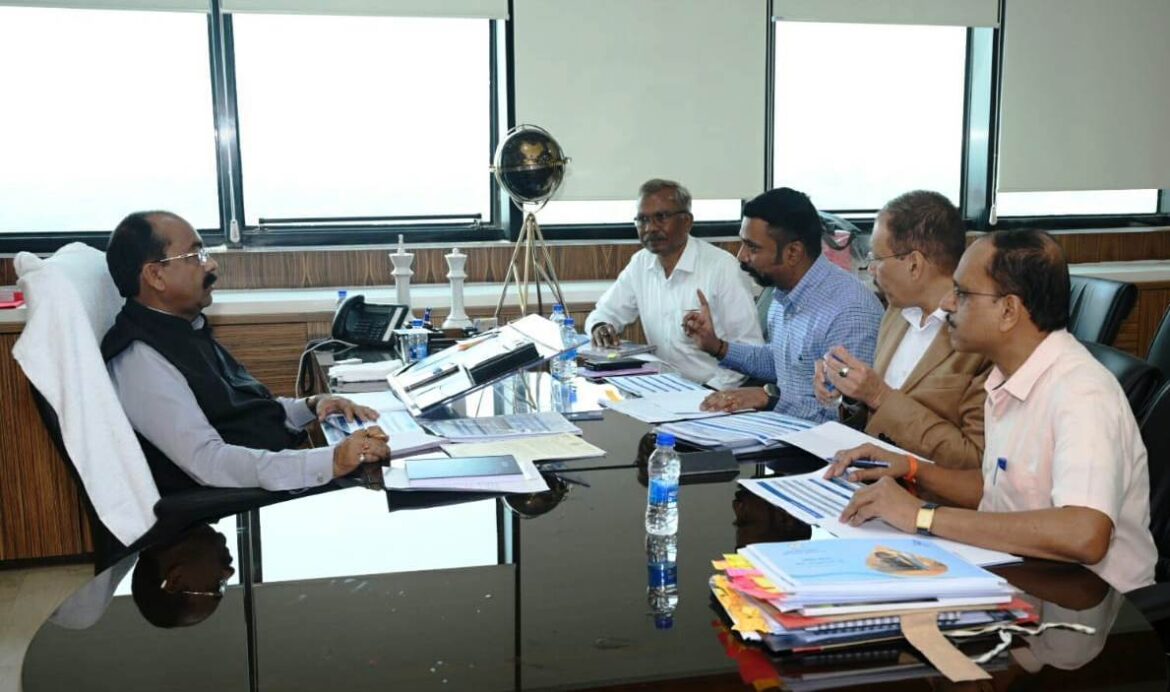 उप मुख्यमंत्री ने पीडब्ल्यूडी, पीएचई और नगरीय प्रशासन विभाग के वरिष्ठ अधिकारियों की ली बैठक