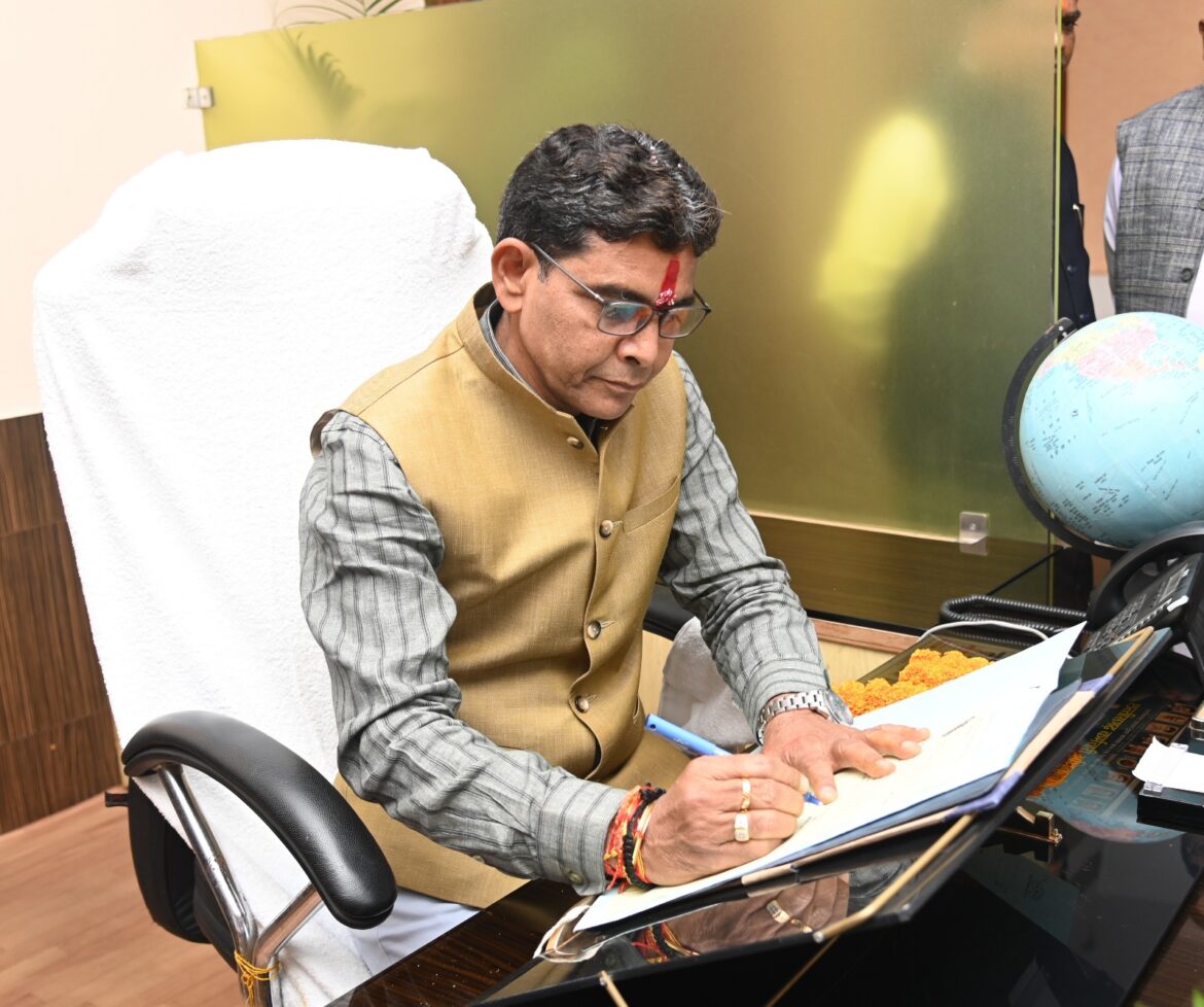 राजस्व एवं आपदा प्रबंधन मंत्री श्री टंकराम वर्मा ने किया पदभार ग्रहणरायपुर;
