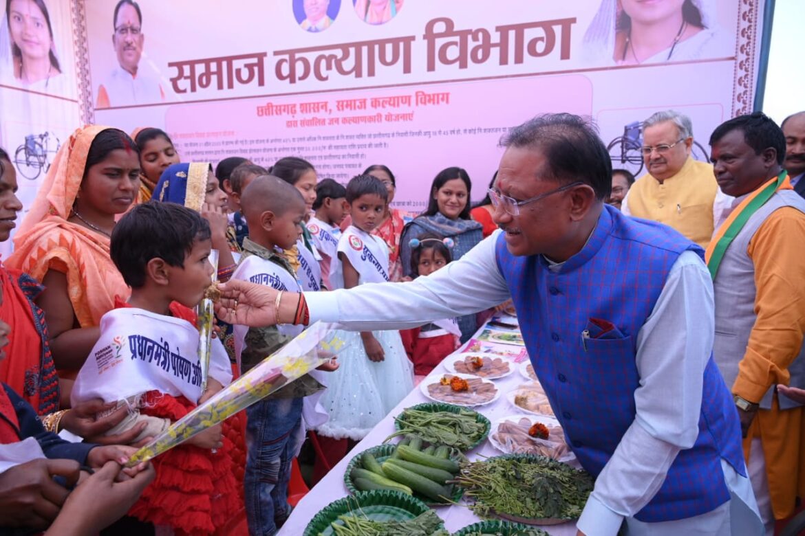 बच्चों के हाथों में केक देखकर मुख्यमंत्री ने पूछा किसका जन्मदिन है, बच्चों का जवाब सुनकर उन्होंने खुद काटा केक;