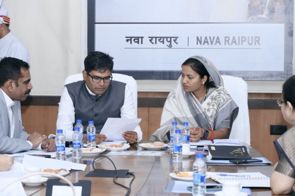 वित्त मंत्री श्री ओपी चौधरी ने की महिला एवं बाल विकास के विभागीय बजट की समीक्षा