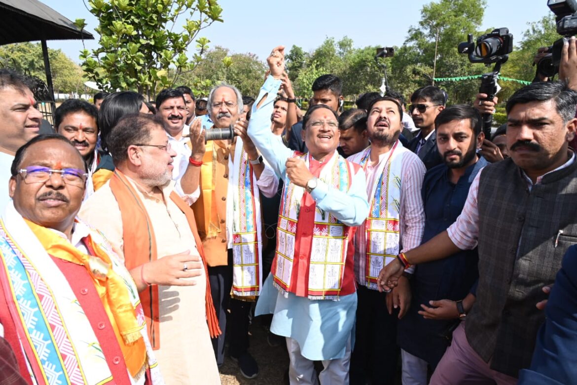 मुख्यमंत्री श्री साय पुरखौती मुक्तांगन में पतंग उत्सव में शामिल हुए