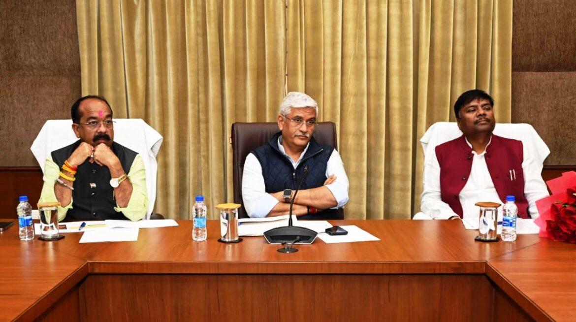 केन्द्रीय जलशक्ति मंत्री श्री गजेन्द्र सिंह शेखावत ने ज्यादा से ज्यादा गांवों में शत-प्रतिशत घरों में नल से पानी पहुंचाना सुनिश्चित करने के दिए निर्देश