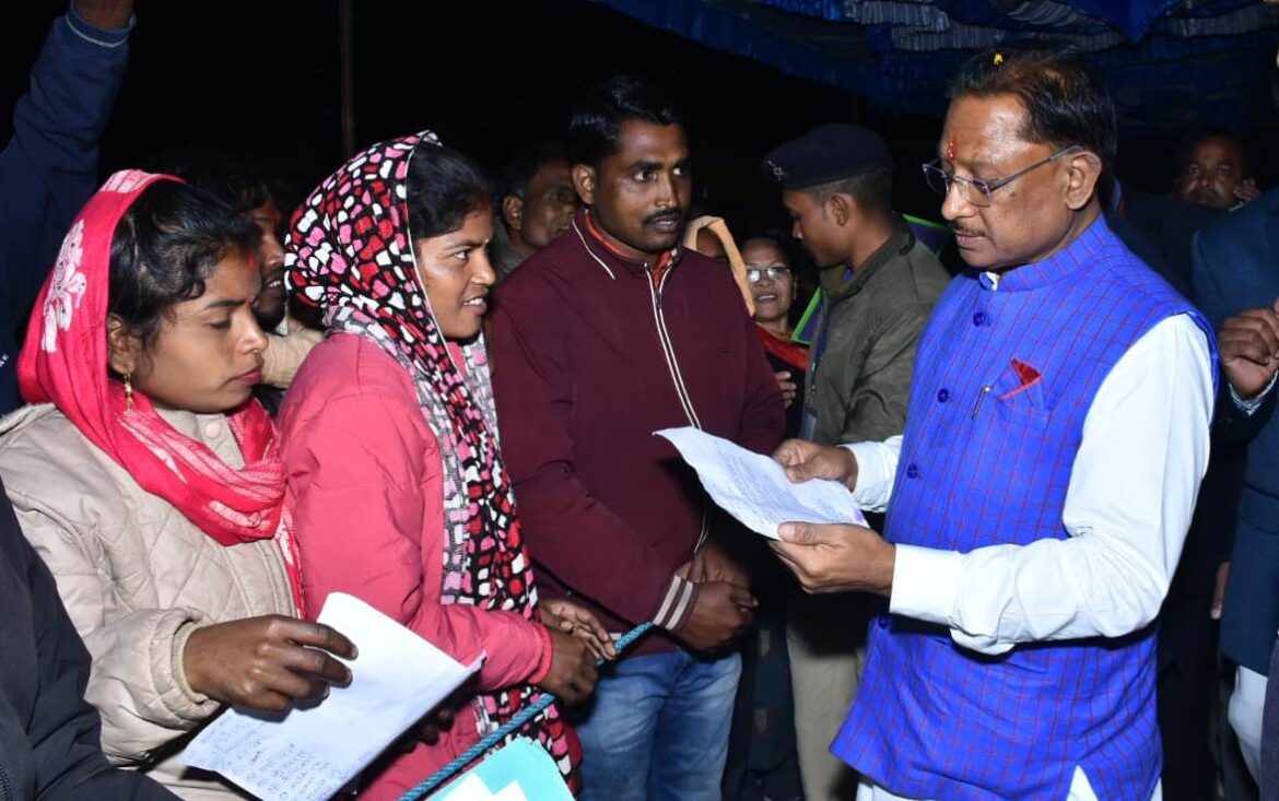 मुख्यमंत्री श्री विष्णु देव साय ने अपने गांव बगिया में लोगों से की भेंट-मुलाकात