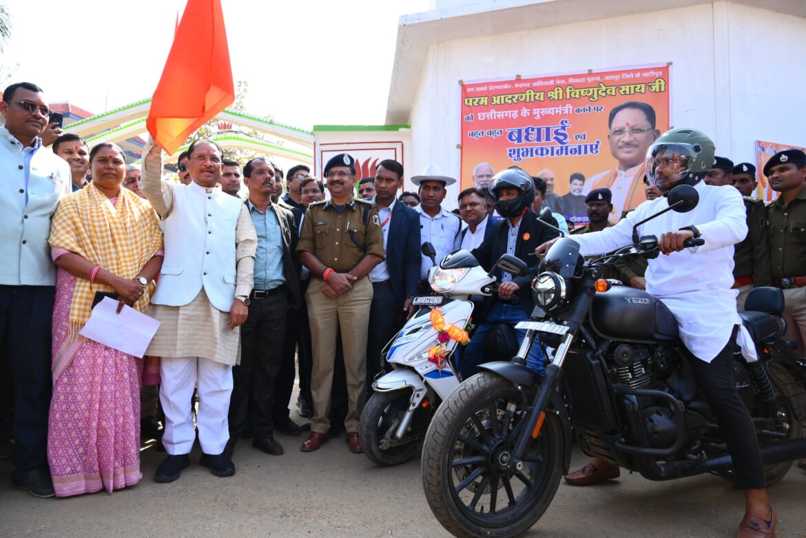 मुख्यमंत्री श्री विष्णुदेव साय ने हेलमेट जागरूकता रैली और अंजोर रथ को बगिया निवास से किया रवाना;