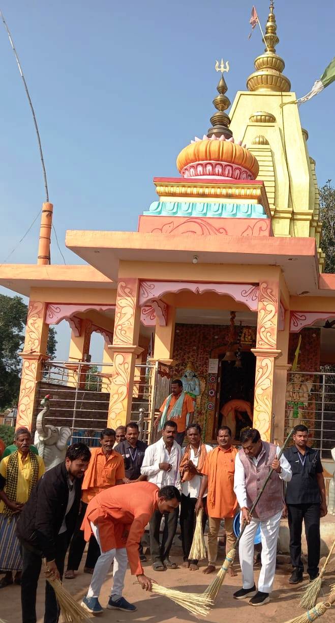 खाद्य मंत्री श्री बघेल ने मोहतारा गांव के राम मंदिर परिसर की साफ सफाई की;
