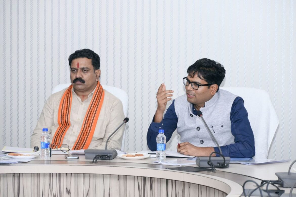 उपमुख्यमंत्री श्री विजय शर्मा एवं वित्त मंत्री श्री ओपी चौधरी ने की विभागीय बजट की समीक्षा