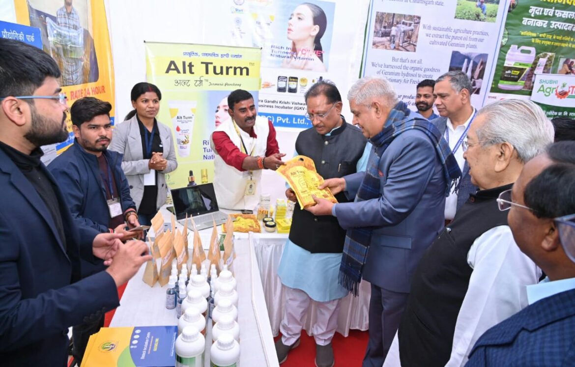 उप राष्ट्रपति ने इंदिरा गांधी कृषि विश्वविद्यालय परिसर में विकास प्रदर्शनी का किया अवलोकन