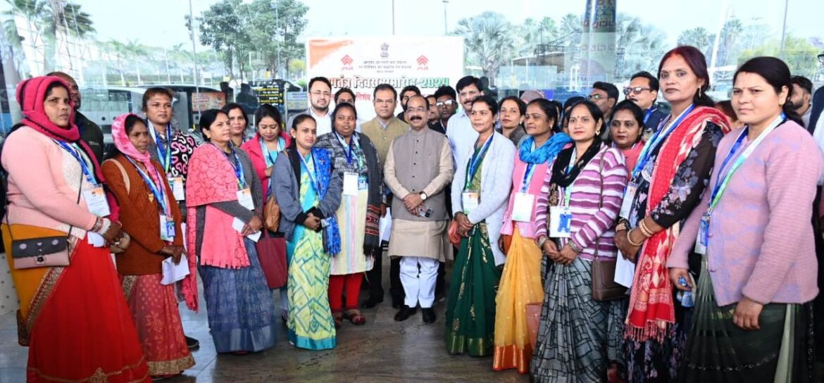 उप मुख्यमंत्री श्री अरुण साव ने विशेष अतिथि के रूप में नई दिल्ली में गणतंत्र दिवस परेड देखने जा रहीं स्वच्छता दीदियों को झंडी दिखाकर किया रवाना;