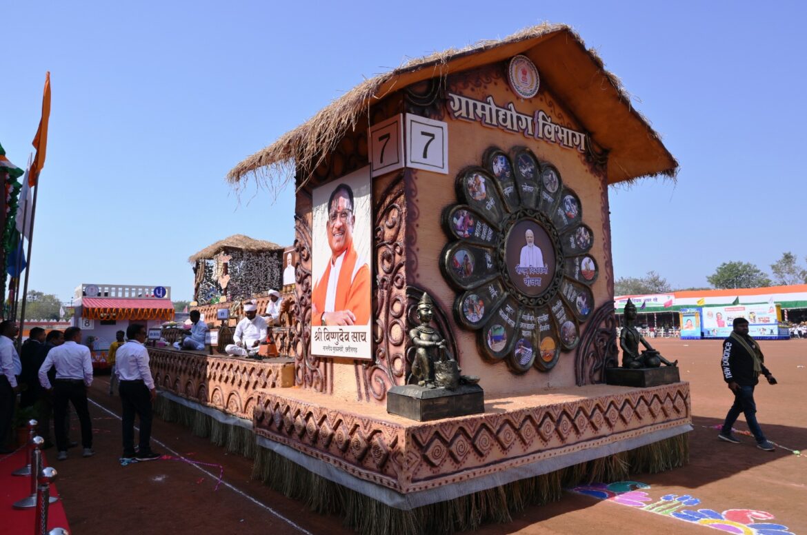 विभिन्न विभागों ने प्रस्तुत की योजनाओं पर आधारित झांकियां