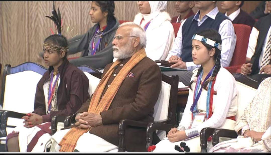 परीक्षा पे चर्चा कार्यक्रम में प्रधानमंत्री श्री नरेंद्र मोदी ने सुकमा की छात्रा उमेश्वरी को बिठाया अपने पास