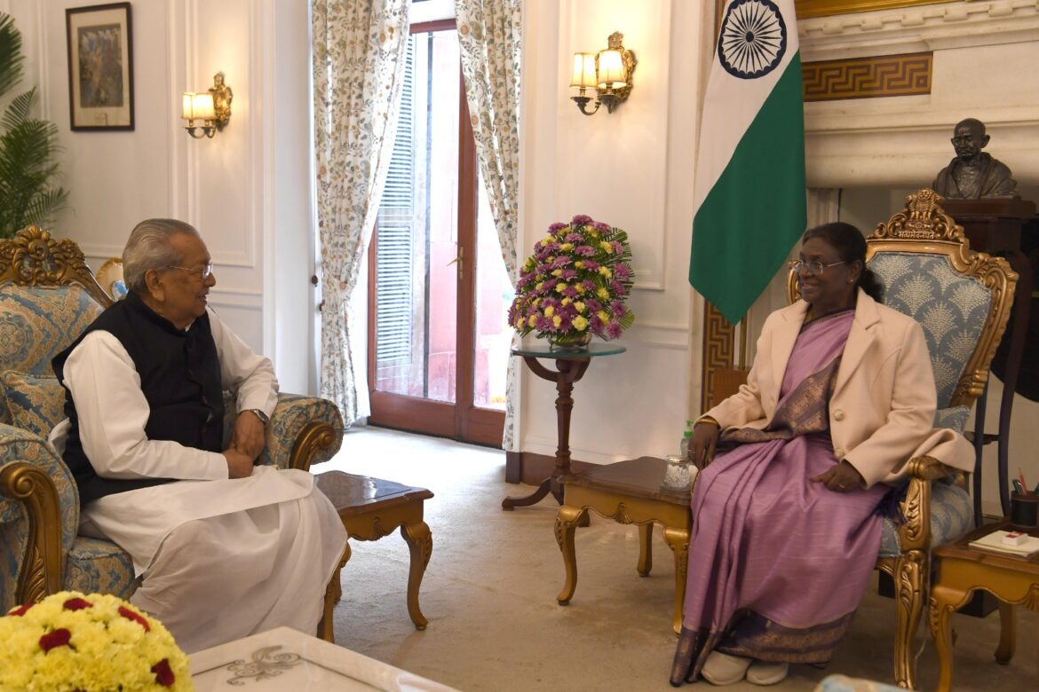 छत्तीसगढ़ के राज्यपाल श्री विश्वभूषण हरिचंदन ने आज नई दिल्ली में राष्ट्रपति श्रीमती द्रौपदी मुर्मू से सौजन्य मुलाकात की।