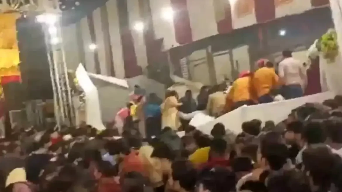 दिल्ली के कालकाजी मंदिर में जागरण के दौरान गिरा स्टेज;