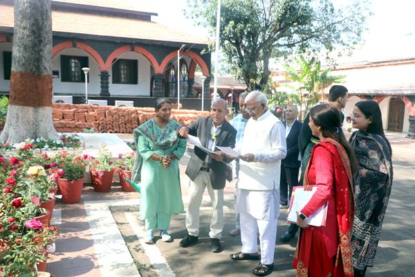 राज्यपाल श्री पटेल ने विजेता गुलाब के पुष्पों का किया अवलोकन;