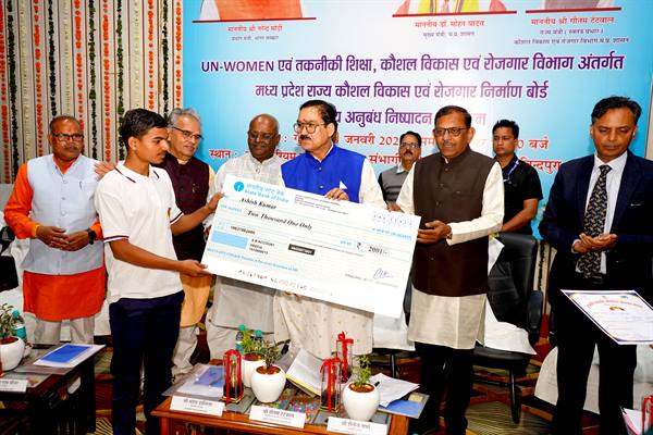 कौशल युक्त-बेरोजगार मुक्त मध्यप्रदेश बनाने का संकल्प;