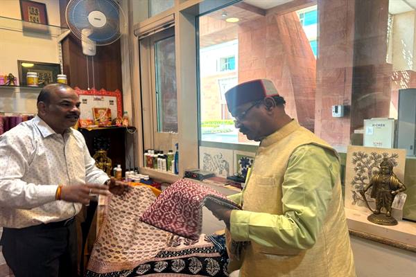 राज्यमंत्री श्री जायसवाल ने किया मृगनयनी शोरूम का निरीक्षण