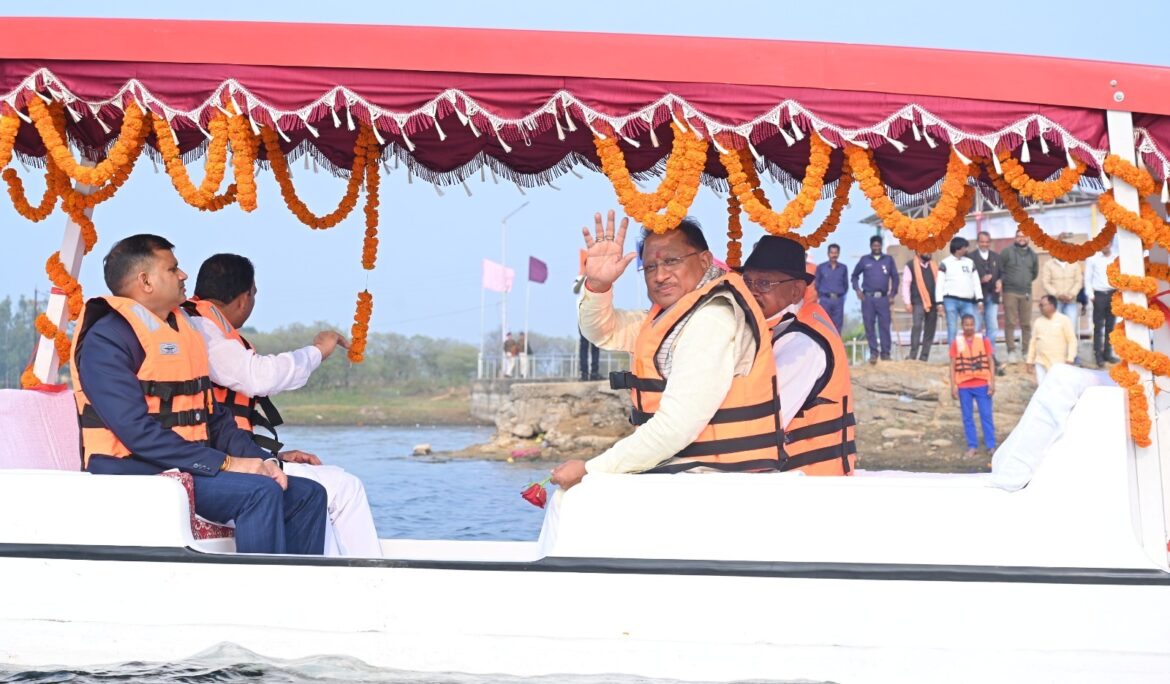500 एकड़ क्षेत्र में फैला झुमका जलाशय बनेगा पर्यटन क्षेत्र, मुख्यमंत्री ने भी लिया बोटिंग का आनंद