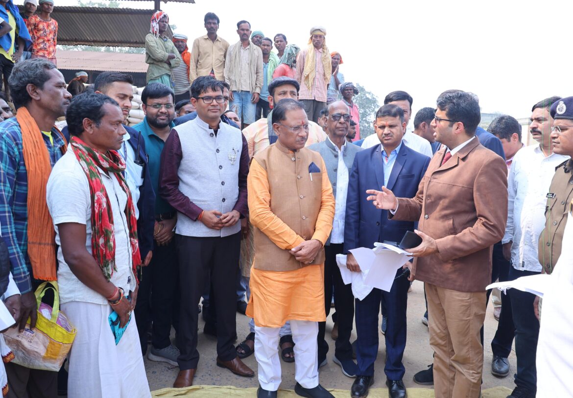 मुख्यमंत्री श्री विष्णुदेव साय ने पुसौर धान खरीदी केंद्र का किया औचक निरीक्षण;